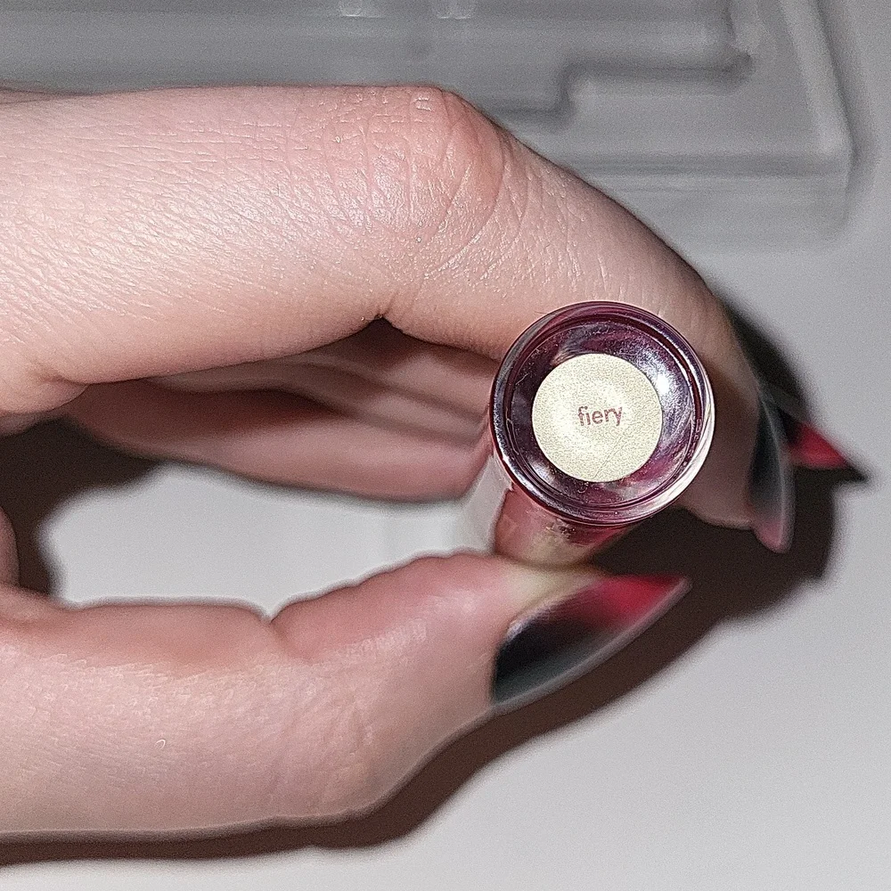 Stila "Stay all day" liquid lipstick. Red: Fiery - Picture 2 of 2